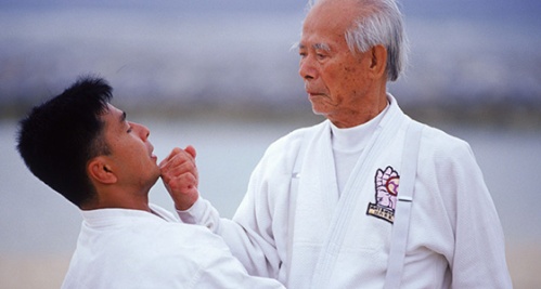 Karate Master Uehara Seikichi - A 26-yr old student spars 96-yr old Karate Master Uehara Seikichi